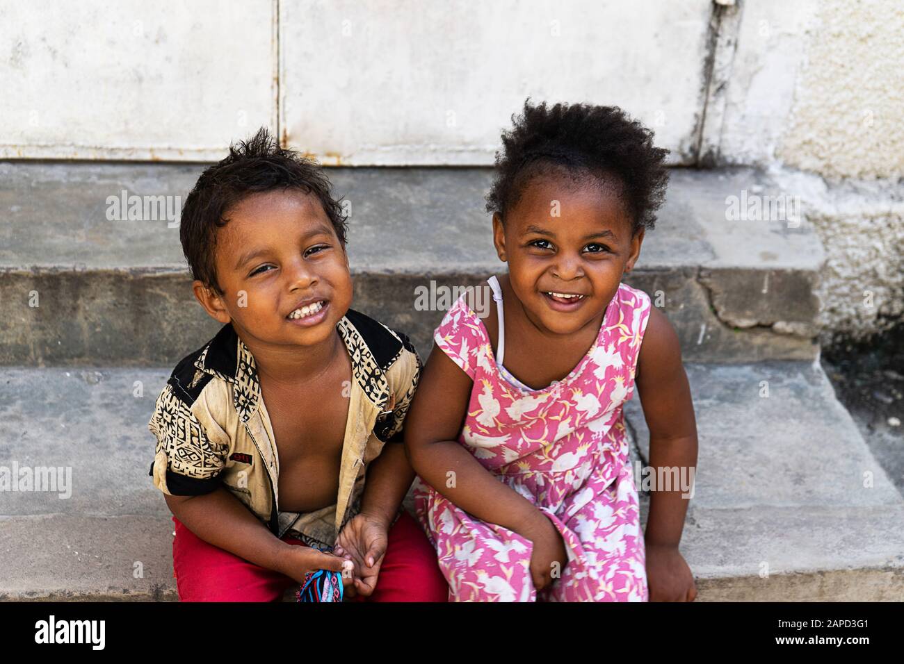 Tanzania, Zanzibar - 21 gennaio 2020: Bambini africani che giocano e si propongono per una fotografia. Foto Stock