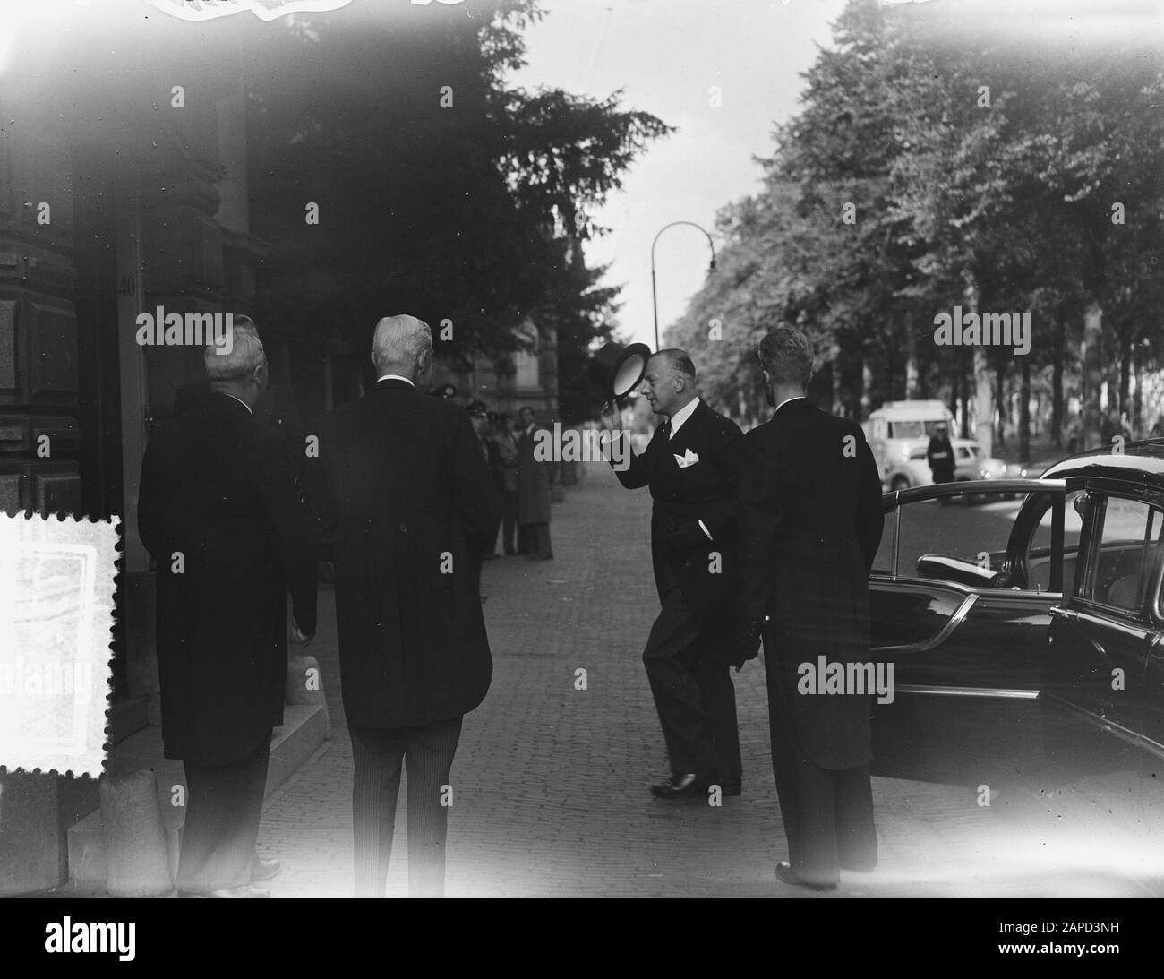 Palazzo Vescovile di Utrecht Visita di condolation al Cardinale De Jong Data: 10 settembre 1955 Località: Utrecht Nome personale: Young, Jan de, Jong, Johannes de Foto Stock