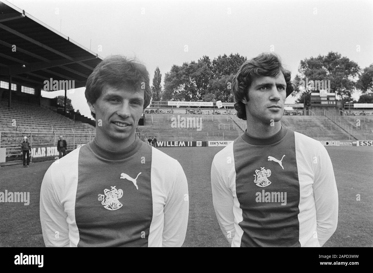 AJAX presenta una nuova selezione (Amsterdam); nr. 3, 4 Evertse E Lubecke Data: 13 Luglio 1977 Località: Amsterdam, Noord-Holland Parole Chiave: Sport, Calcio Nome Personale: Lubecke Institution Nome : Ajax Foto Stock