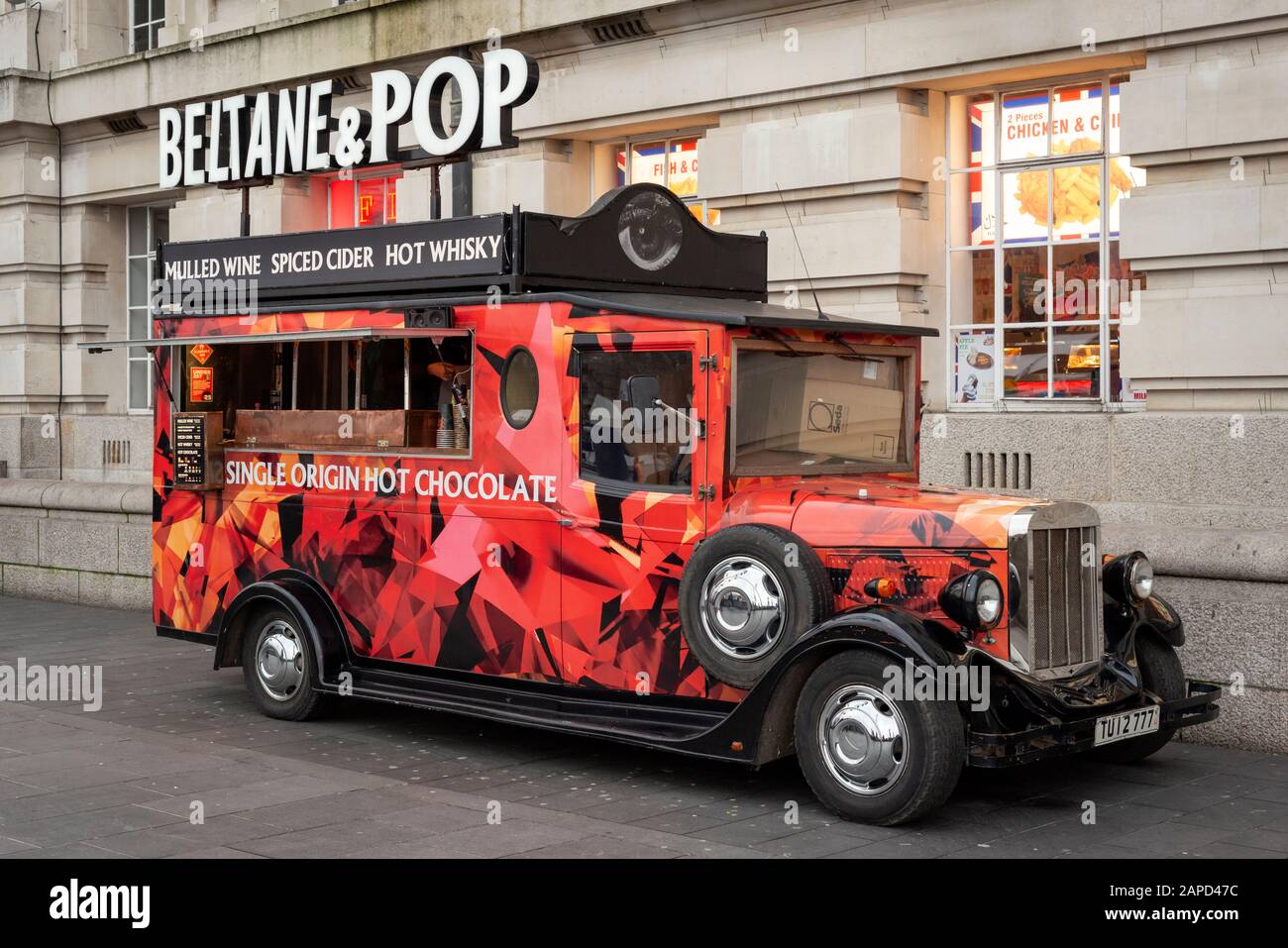 Nessuna persona o nessuno al Beltane & Pop ha convertito il camion rosso vintage come una bancarella mobile di bevande calde dal Sea Life Centre London Aquarium a Londra, Regno Unito Foto Stock