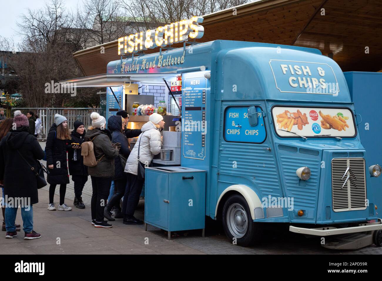 Street food London Truck Fish and chips, coda per furgoni e bancarelle di cibo mobile sul South Bank Thames Path a Londra, Regno Unito, dal 2020 Foto Stock