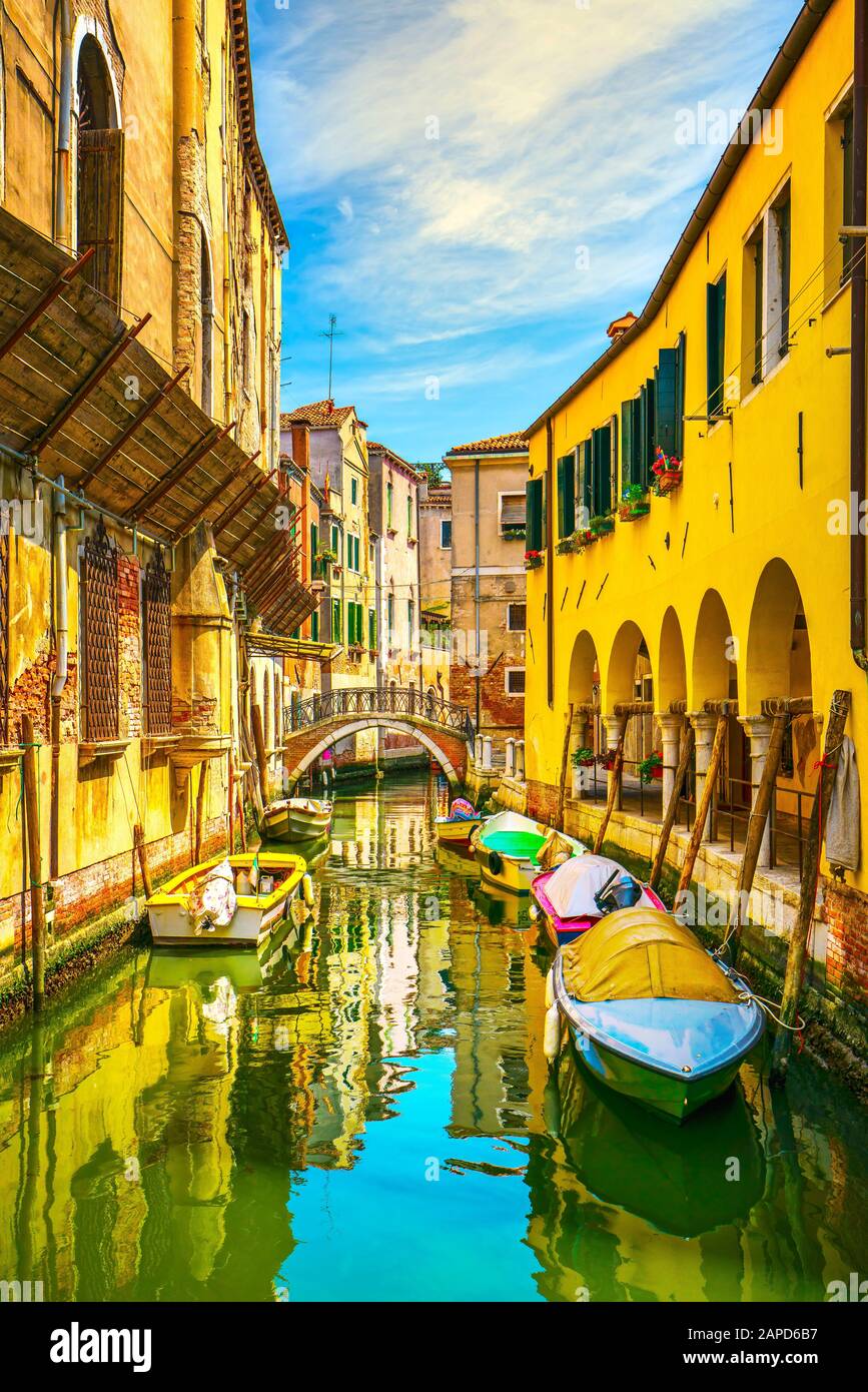Venezia paesaggio urbano, canale d'acqua, ponte, colonnato ed edifici tradizionali. Regione Veneto, Italia, Europa. Foto Stock