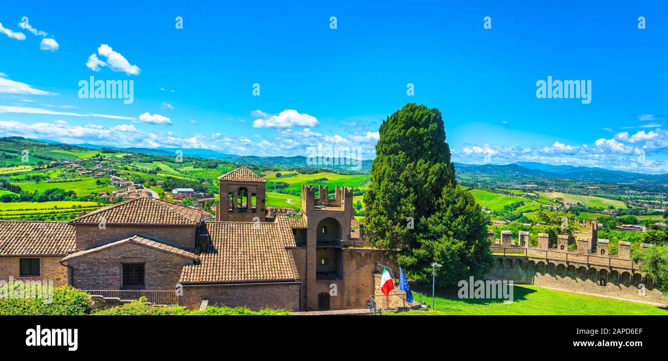 Gradara borgo medievale vista dal castello, Pesaro e Urbino, Regione Marche, Italia Europa Foto Stock