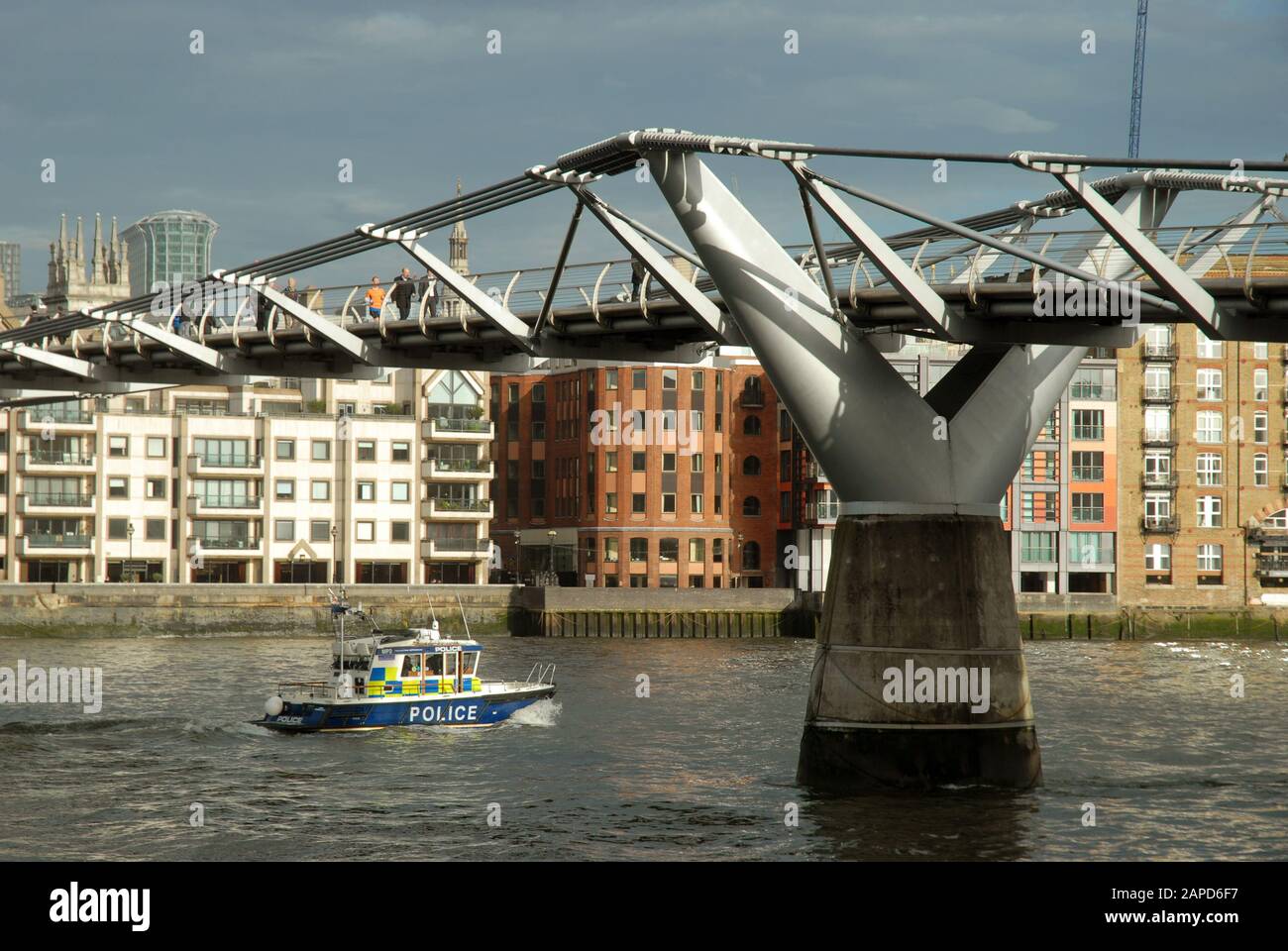 Un lancio della polizia appartenente alla Marine Support Unit della Metropolitan Police sul Tamigi sotto il Millennium Bridge, Londra, Regno Unito Foto Stock