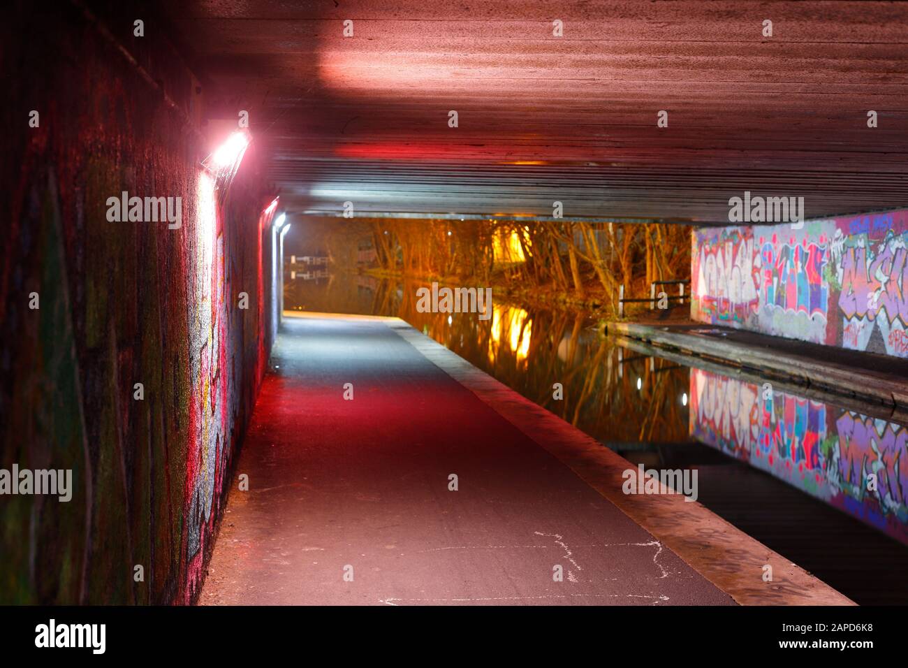 Riflessioni di Street art sotto un ponte a Leeds, che attraversa il canale da Leeds a Liverpool su Wellington Road Foto Stock