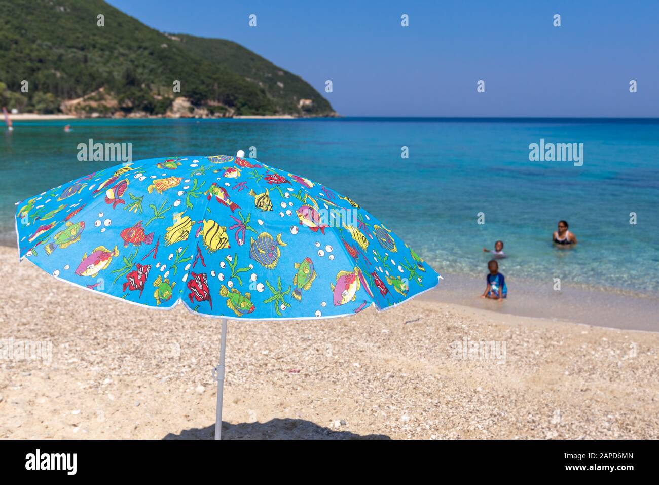 Famiglia di etnia africana godendo della spiaggia a Lefkada, Grecia Foto Stock