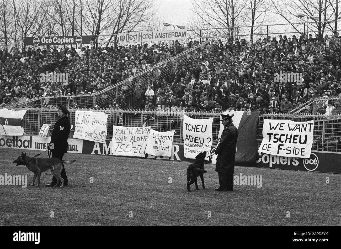 AJAX contro FC Twente 5-1.Banners per soggiorni di la Ling, 5a Smoke Bomb Data: 28 febbraio 1982 Parole Chiave: Banner, sport, calcio Nome personale: La Ling, Tscheu Nome istituzione: FC Twente Foto Stock