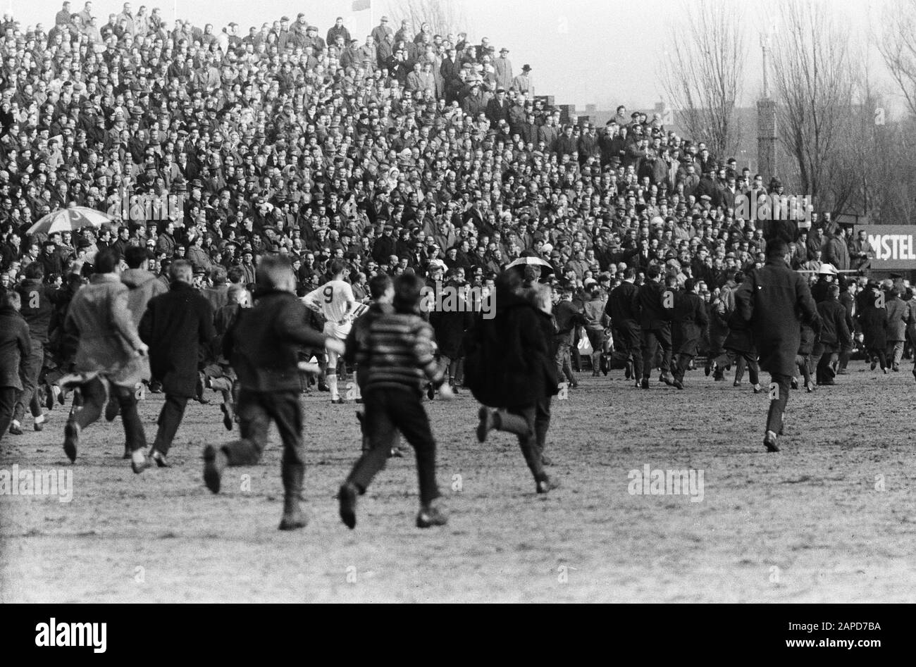 AJAX contro Feijenoord 1-3. Sostenitori sul campo Data: 24 marzo 1963 Località: Amsterdam Parole Chiave: Sport, calcio Nome dell'istituzione: Feyenoord Foto Stock