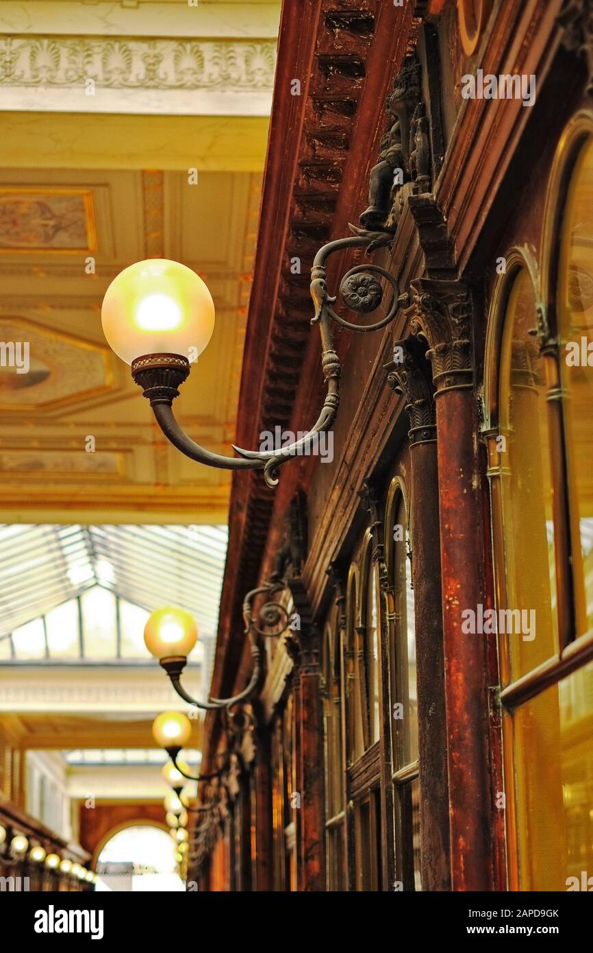 Originale palla e staffa lampada Galerie Véro-Dodat, Parigi, Francia Foto Stock