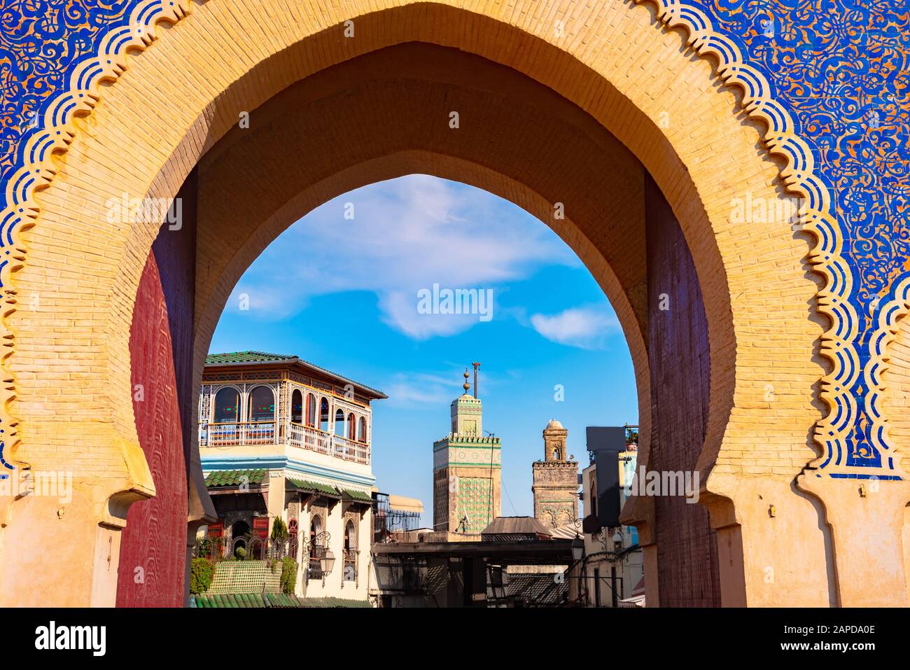 Bab Bou Jeloud gate (la porta blu) situato a Fes, Marocco Foto Stock