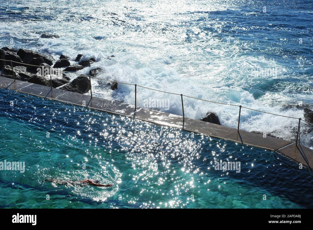 Un nuotatore lun lap presso la piscina dell'Oceano Bronte nella luce Del Mattino Foto Stock
