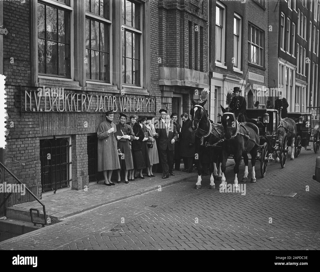 Offrire almanac studente. Tipografia Jacob di Campen Amsterdam. Commissione dell'Almanac del corpo studentesco di Amsterdam alle opere di pubblicazione/stampa Van Campen. Lì, il direttore della casa editrice Van Campen, il signor C.H. van der Belt, ha consegnato la prima copia del 126th Almanac ai pretesi del comitato almanacco, F. Melchior. I pretesi allora hanno dato una copia ai pretesi della commissione femminile, mej. H. Scheltema. Data: 3 febbraio 1956 Parole Chiave: Stampa, offerte Nome personale: Campen, Jacob van Foto Stock