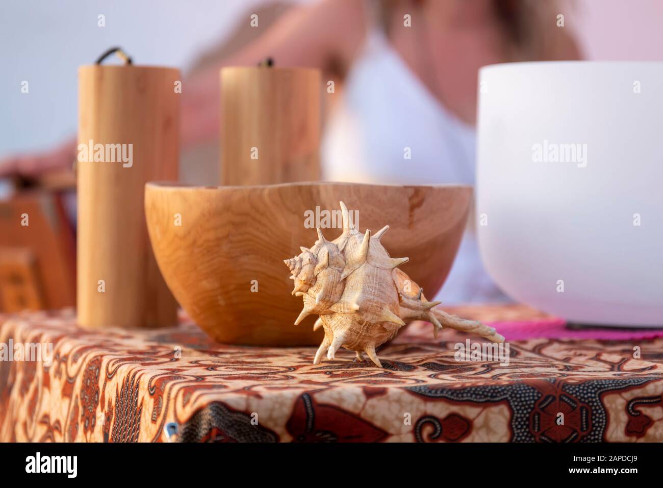 Vista ravvicinata delle ciotole e delle candele per un momento rilassante. Foto Stock