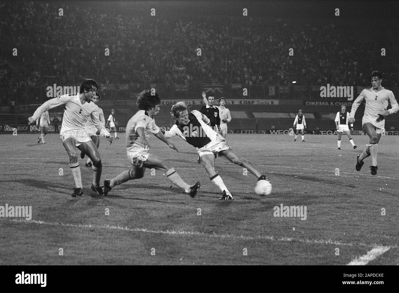 Partita della Coppa delle Coppe europee del primo turno tra Ajax e Tottenham Hotspur. Spur ha vinto 1-3 (1-6 aggregato), Søren Lerby qui segnando l'unico obiettivo per Ajax, Steve Perryman che tenta di intercettare. Speroni infine persi nella semifinale contro Barcellona in coppa. Anche nella foto sono Paul Miller, Osvaldo Ardiles e Glenn Hoddle.; Foto Stock