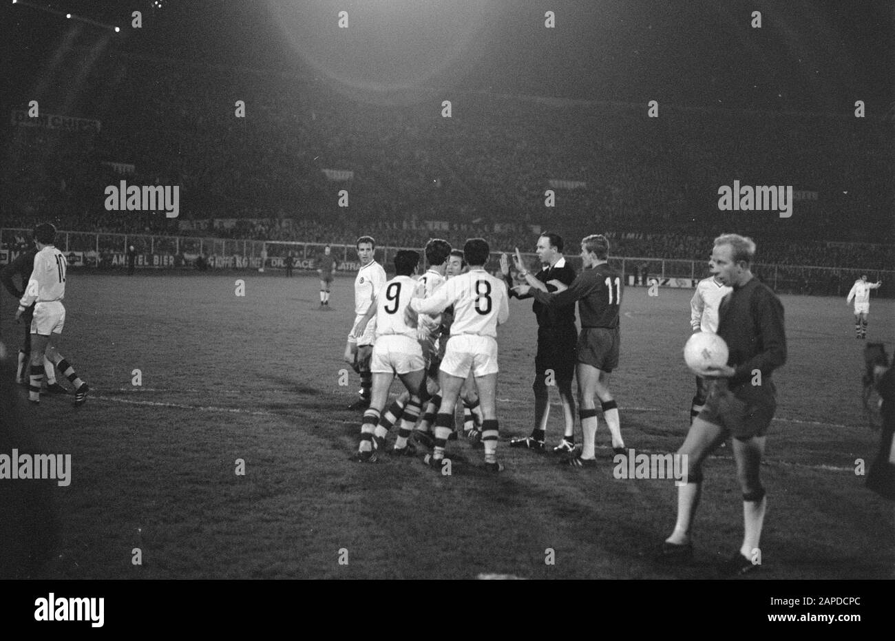 AJAX-Fenerbache 2-0 giocatori Fenerbache protestando contro la pena all'arbitro Jennings Data: 13 novembre 1968 Parole Chiave: Proteste, arbitri, sport, calcio Nome personale: Fenerbache Nome dell'istituzione: AJAX Foto Stock