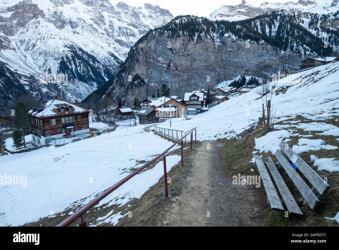 Chalet decorato con campanelli di mucca nella Valle di Lauterbrunnen, Svizzera sopra il villaggio di Wengen nelle Alpi svizzere, fotografato in una giornata fredda. Foto Stock