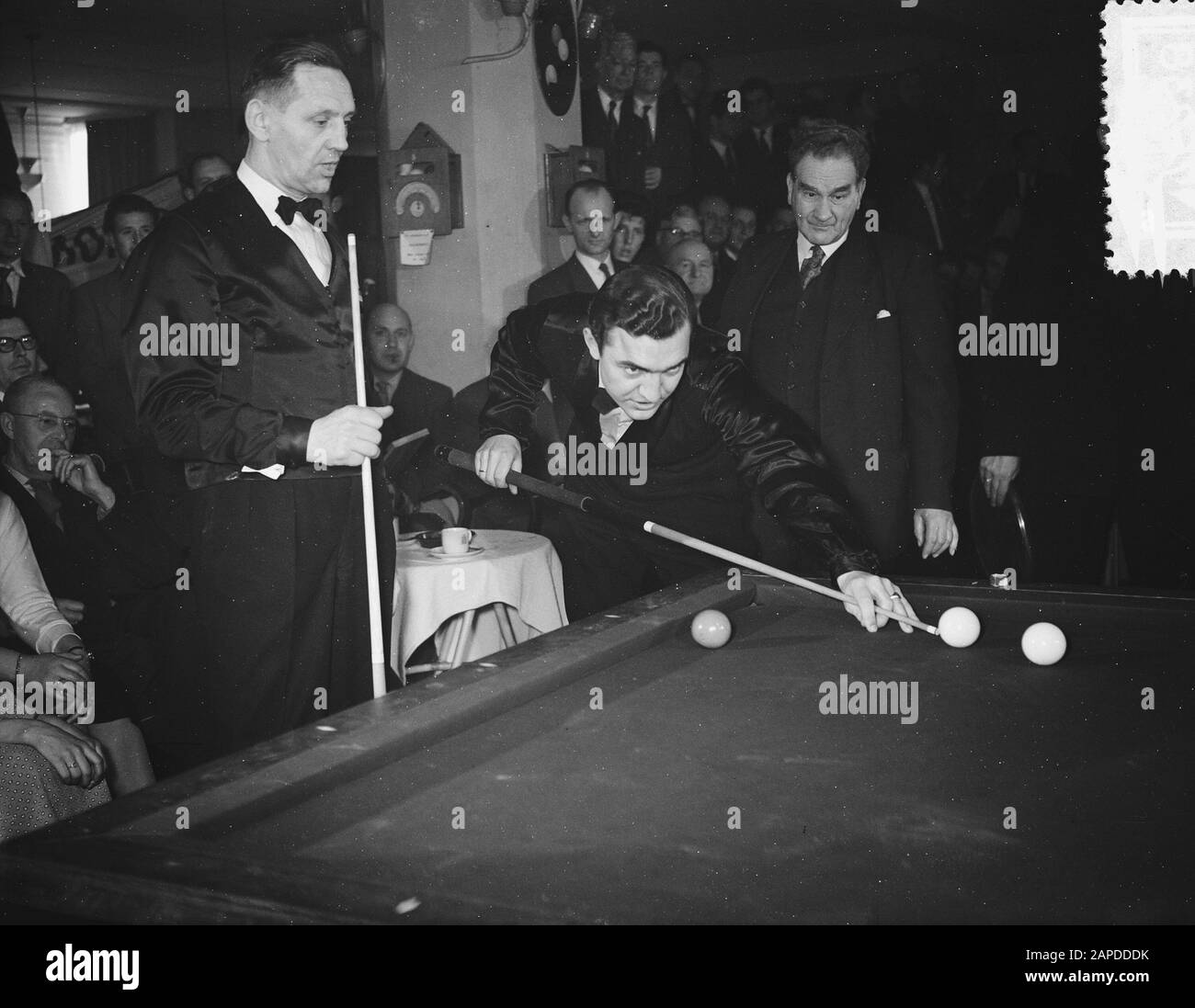 Pugni banda biliardo. Durante l'ultima partita Data: 4 Marzo 1956 Parole Chiave: BILJARTEN Foto Stock