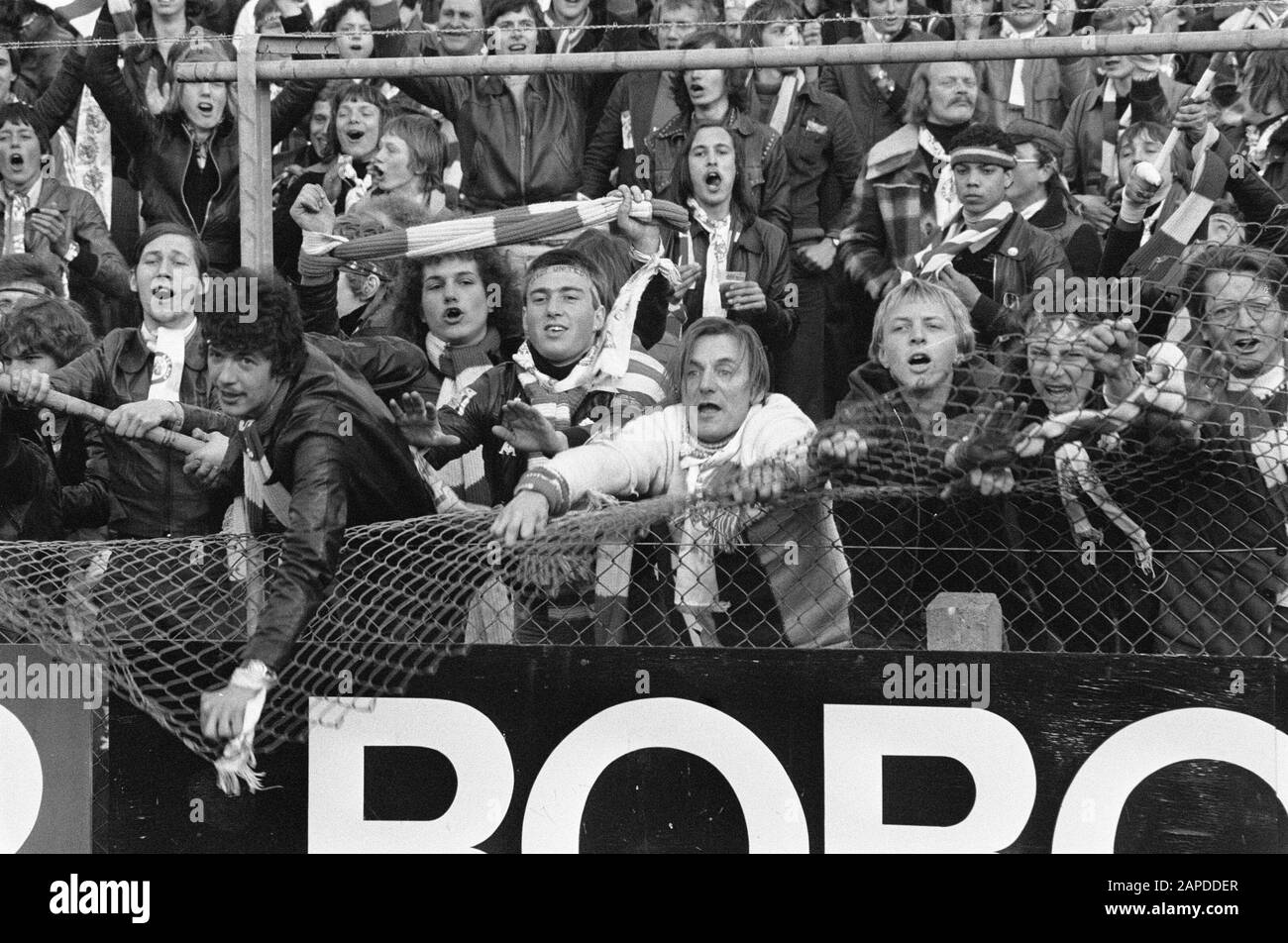 Partita di calcio Vai Avanti Eagles - Ajax (1-0) Descrizione: AJAX sostenitori distruggere recinzioni da insoddisfazione con la sconfitta Data: 16 aprile 1977 Località: Deventer, Overijssel Parole Chiave: Sport, tifosi, vandalismo, calcio, partite Nome istituzione: Vai Avanti Eagles Foto Stock