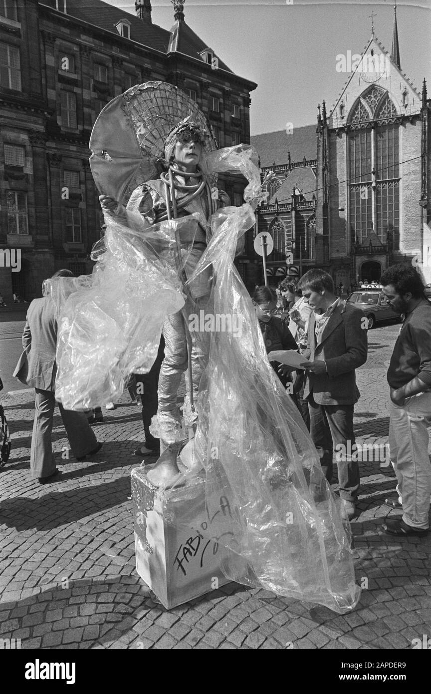 Azione di Fabiola sulla diga di Amsterdam per qualificarsi per un assegno BKR per se stesso come pittura vivente Descrizione: Azione dell'artista 'Fabiola', l'alias di Peter Alexander van Linden, sulla diga di Amsterdam. - Sì. Si presenta come 'pittura vivente' per qualificarsi per un beneficio di BKR Data: 3 Settembre 1981 Località: Amsterdam, Dam, Noord-Holland Parole Chiave: Artisti, dimostrazioni, dipinti Nome Persona: Fabiola, Linden, Peter Alexander van Foto Stock