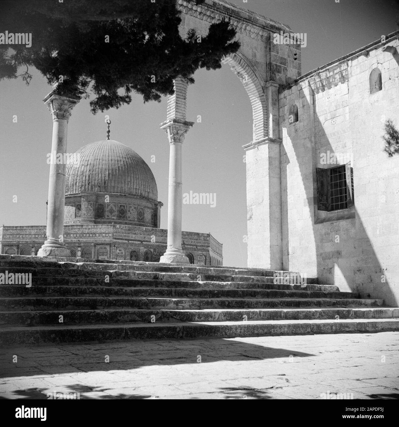 Medio Oriente 1950-1955: Gerusalemme Descrizione: Al Haram Esh-Sharif - Monte Del Tempio. Uno dei portali che conducono alla piattaforma su cui è stato costruito il Duomo della roccia Annotazione: Al momento della registrazione questo luogo era in Giordania Data: 1950 luogo: Palestina, Gerusalemme, Giordania Parole Chiave: Architettura, santuari, Islam, cupole, pilastri, piazze, porte, scale Foto Stock