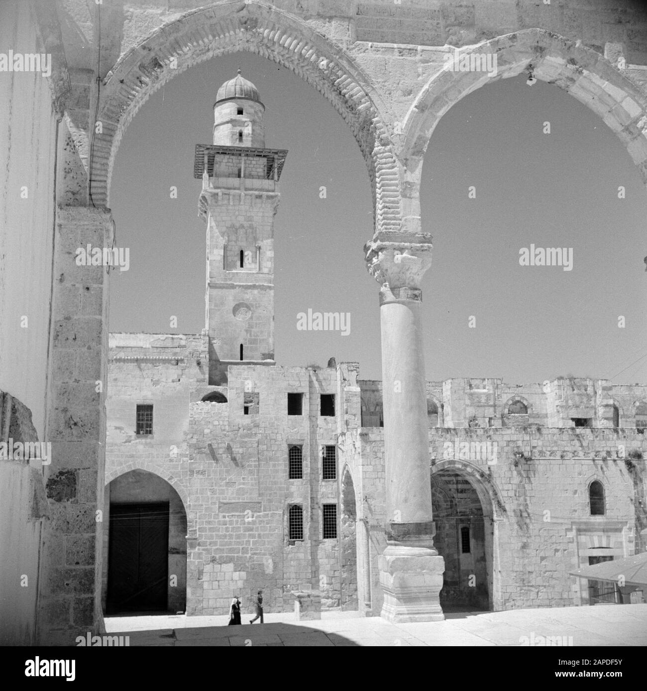 Medio Oriente 1950-1955: Gerusalemme Descrizione: Al Haram Esh-Sharif - Monte Del Tempio. Uno dei portali della piattaforma della cupola della roccia che domina gli edifici circostanti con un minareto di una moschea Annotazione: Al momento della registrazione questo luogo era in Giordania Data: 1950 posizione: Palestina, Gerusalemme, Giordania Parole Chiave: Architettura, Islam, minareti, moschee, pilastri, piazze, cancelli, scale Foto Stock