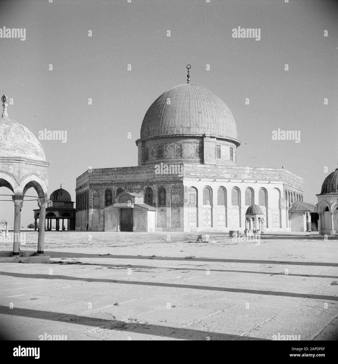 Medio Oriente 1950-1955: Gerusalemme Descrizione: Al Haram Esh-Sharif - Monte Del Tempio. Ingresso al Duomo della roccia o Qubbet es-Sakhra Annotazione: Al momento della registrazione questo luogo era in Giordania Data: 1950 luogo: Palestina, Gerusalemme, Giordania Parole Chiave: Architettura, santuari, Islam, cupole, moschee, piazze, portali Foto Stock