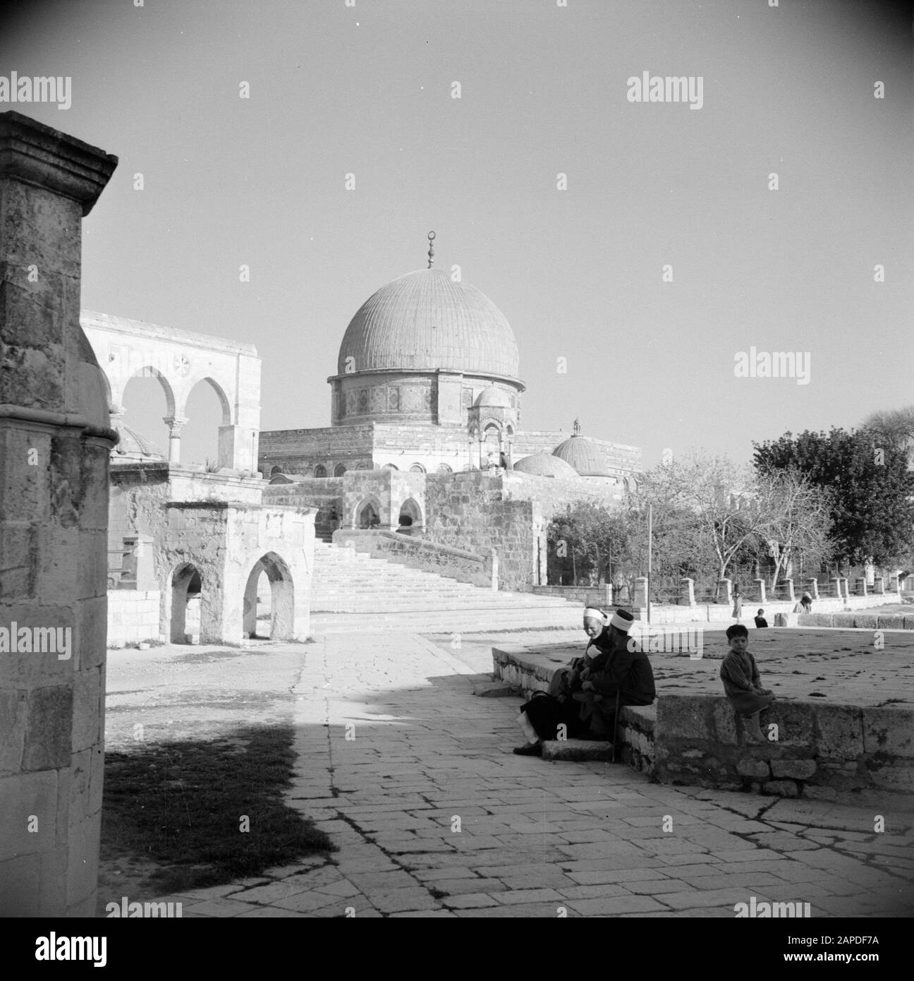 Medio Oriente 1950-1955: Gerusalemme Descrizione: Al Haram Esh-Sharif - Monte Del Tempio. Rock Dome o Qubbet es-Sakhra con scale in primo piano che porta alla piazza su cui è stato costruito il santuario Annotazione: Al momento della registrazione questo luogo era in Giordania Data: 1950 luogo: Palestina, Gerusalemme, Giordania Parole Chiave: Architettura, santuari, Islam, cupole, piazze, porte, scale Foto Stock