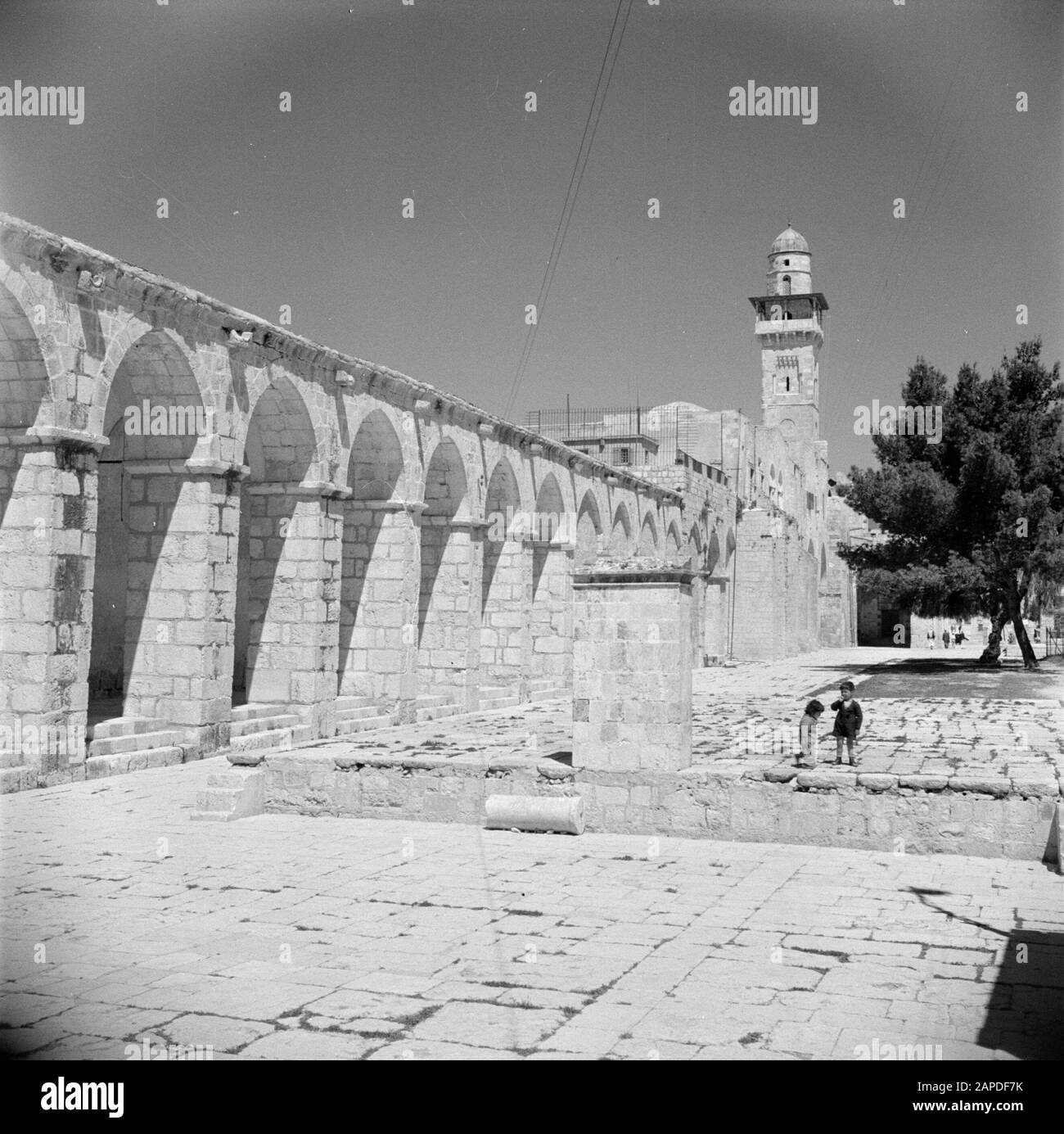 Medio Oriente 1950-1955: Gerusalemme Descrizione: Al Haram Esh-Sharif - Monte Del Tempio. Minareto e colonnato Annotazione: Al momento della registrazione questo luogo era in Giordania Data: 1950 luogo: Palestina, Gerusalemme, Giordania Parole Chiave: Architettura, santuari, Islam, minareti, moschee, pilastri, piazze Foto Stock