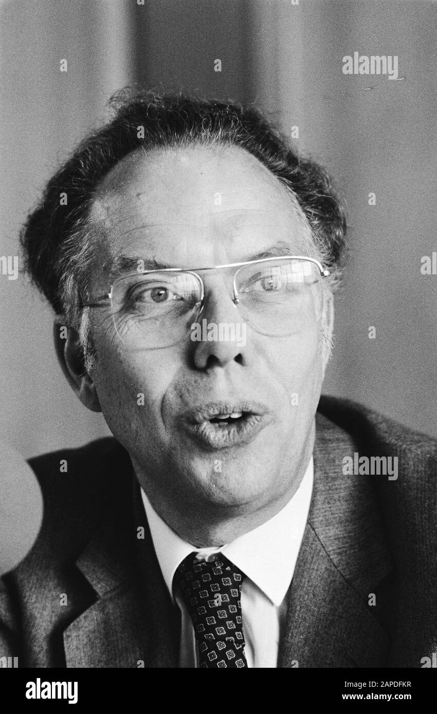 Jan Kassies (l) in conversazione con il presidente DI VARA Albert van den Heuvel per quanto riguarda la sua nota De VARA e l'avanguardia culturale Descrizione: Albert van den Heuvel (presidente DELLA VARA) Data: 24 novembre 1982 Parole Chiave: Conversazioni, emittenti, ritratti, presidenti Nome personale: Heuvel, Albert van den Institution Nome: Vara Foto Stock