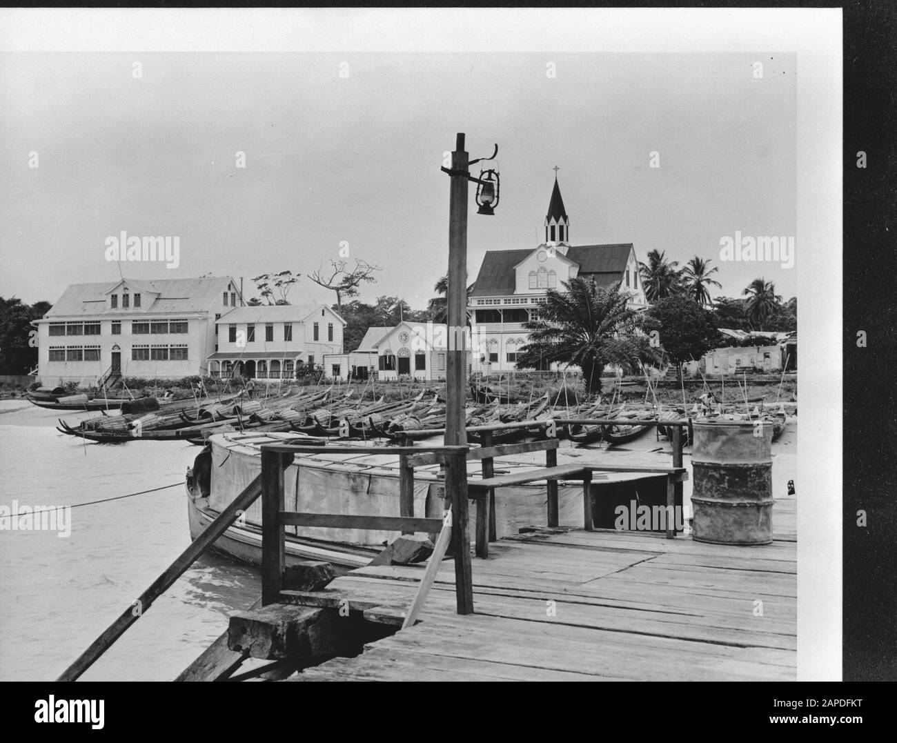 Wi [Indie Occidentali]/Anefo London Series Descrizione: Albina, villaggio sul fiume Marowijne Data: {1940-1945} Località: Albina, Suriname Parole Chiave: Villaggi, fiumi, seconda guerra mondiale Foto Stock