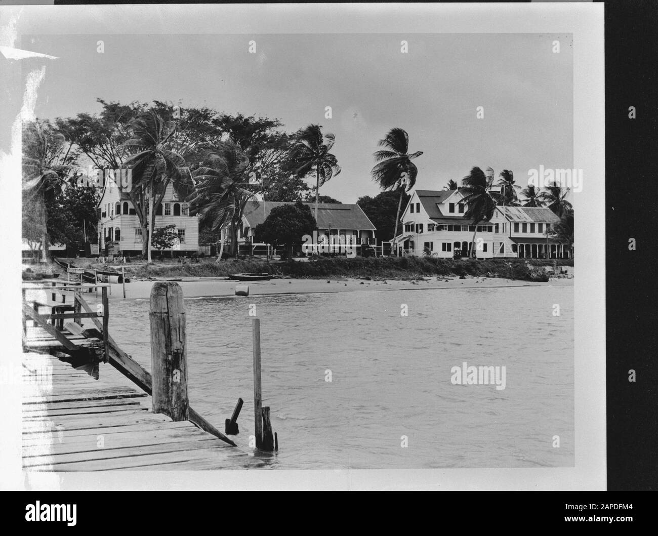 Wi [Indie Occidentali]/Anefo London Series Descrizione: Albina, village on the Marowijne River Annotation: Repronegative Date: {1940-1945} Location: Albina, Suriname Keywords: Villages, World War II Foto Stock