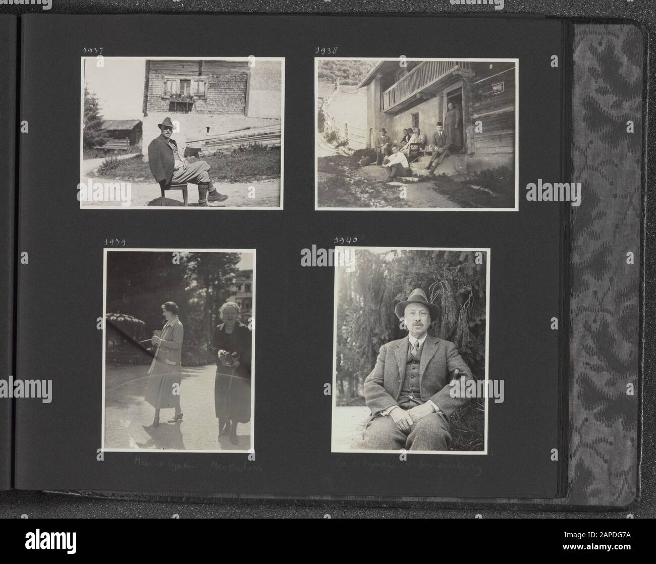 Photo Album Fisherman: Second Karakorum Expedition, British Indies, Sweden, Germany, Switzerland, 1925-1927 Descrizione: Album Con Quattro Fotografie. In alto a sinistra: Sig. Conte di Lynden di Sandenburg seduto di fronte a una casa di villaggio. In alto a destra: Azienda che riposa in una casa colonica. In basso a sinistra: Due Signore di migliore umore, a sinistra la signora van Lynden di Sandenburg Baronessa Nagell van Ampsen, a destra: La signora Beelaerts van Blokland-Snoeck. In basso a destra: Sig. Count van Lynden van Sandenburg Data: 1927 Località: Alpen Nome personale: Beelaerts van Blokland, F., Lynden van Sandenburg, F.A. C. conta Foto Stock