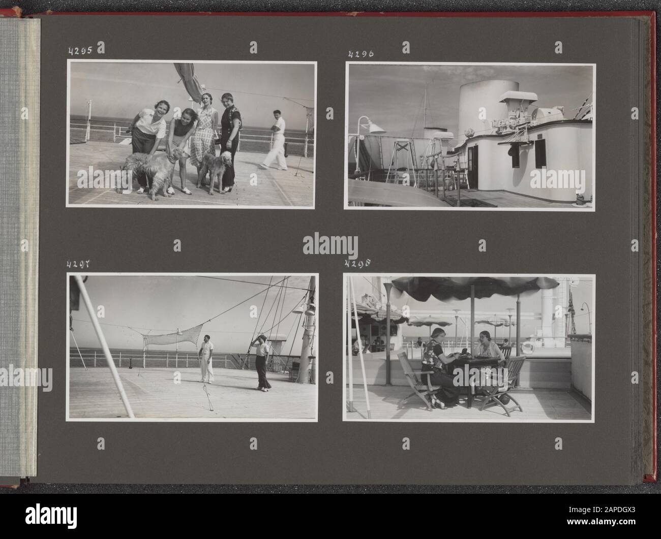 Album fotografico Fisherman: British Indies, Italia, Dutch East Indies Descrizione: Albumblad con quattro fotografie. In alto a sinistra: Quattro Signore con due levrieri sul ponte di una nave. In alto a destra: Ponte nave con fumatore nave camino. In basso a sinistra: Uomo e donna dietro una rete di fronte a un gioco di palla sul ponte della nave. In basso a destra: Due Signore sotto un ombrellone sul ponte della nave Data: 1 gennaio 1930 Parole Chiave: Giochi di palla, cani, navi passeggeri, ponti della nave, navi Foto Stock