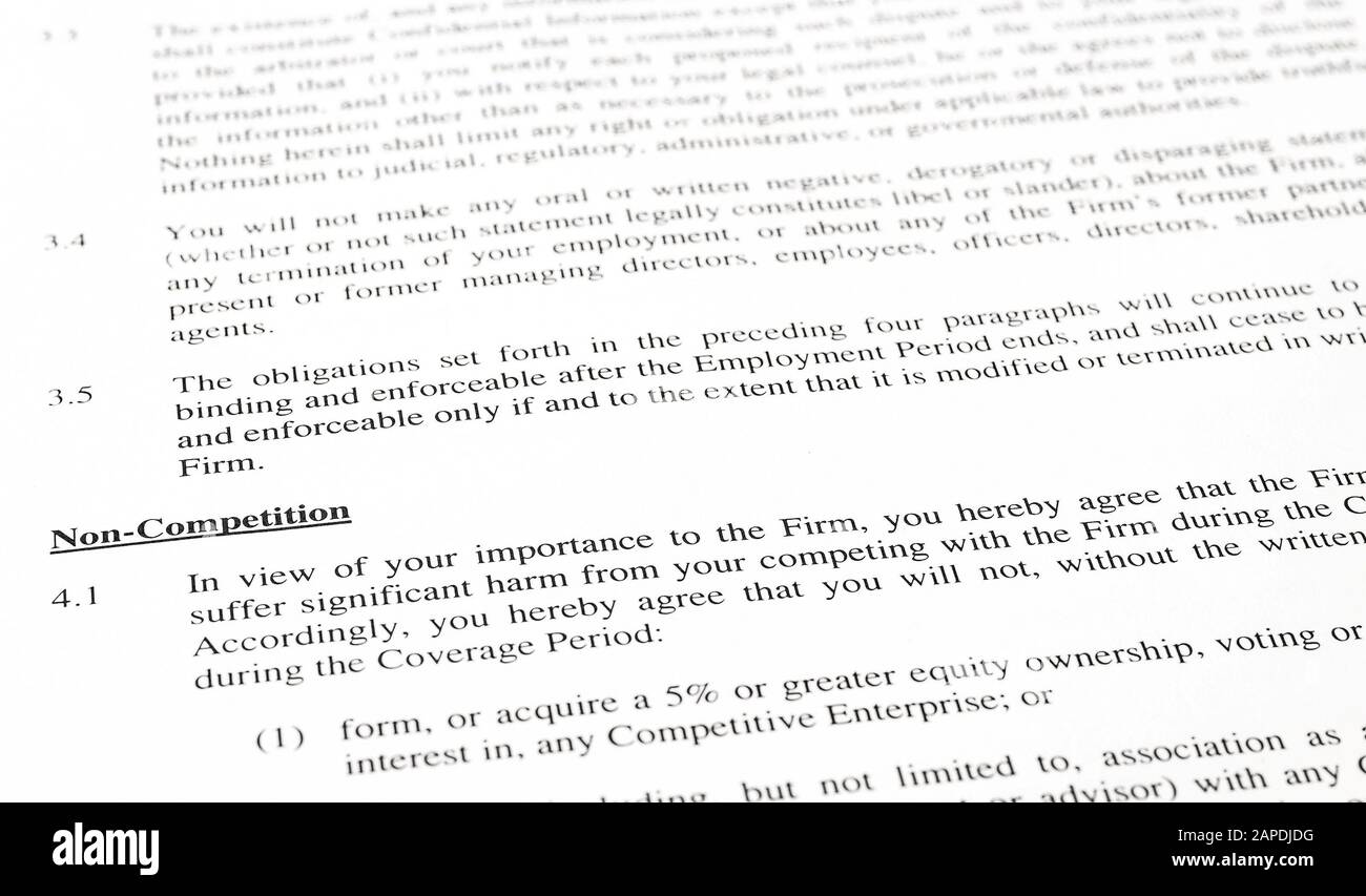 Testo della clausola di non-Competititon di un generico accordo di lavoro aziendale. Profondità di campo bassa. Foto Stock