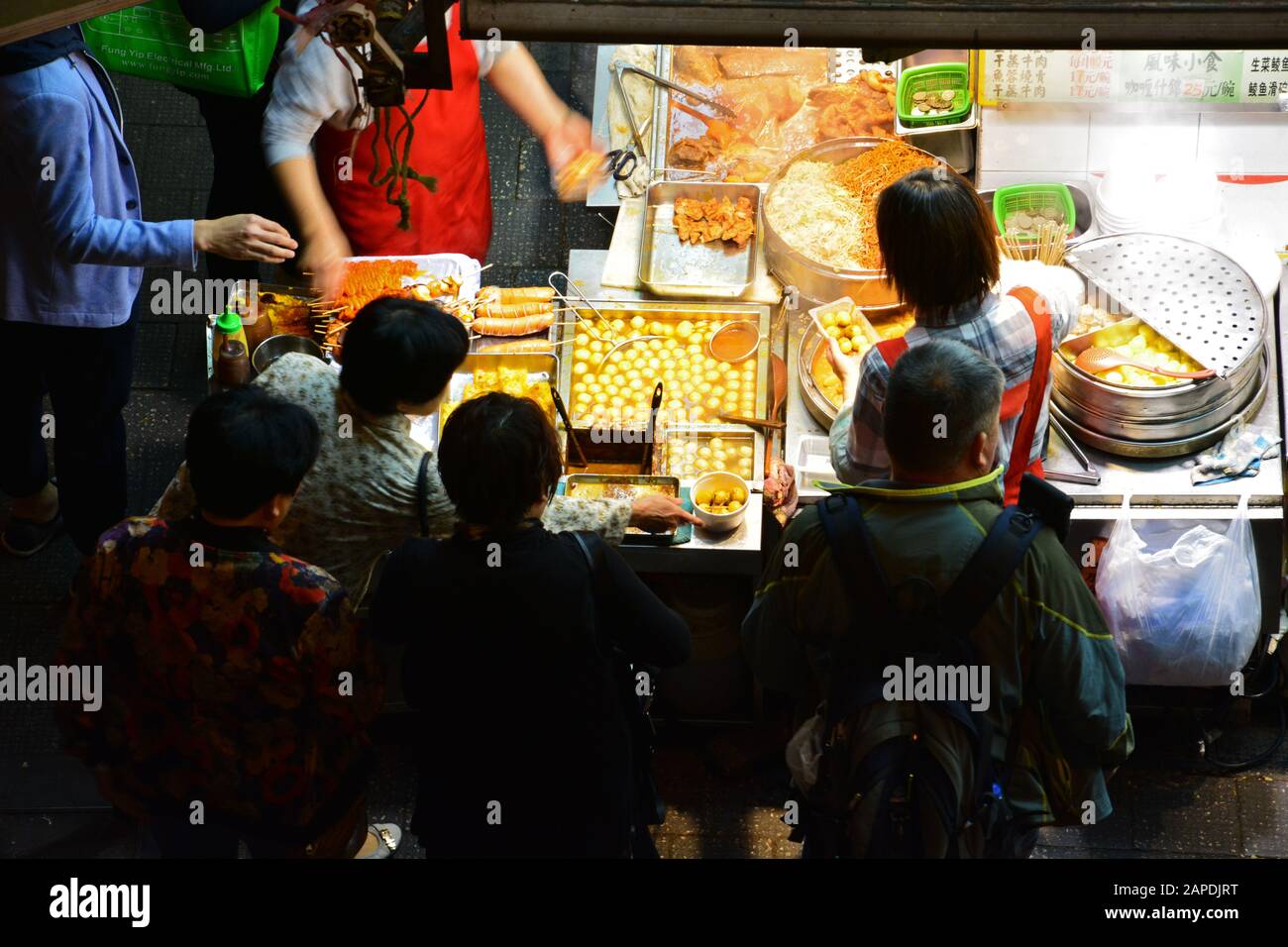 Guardando verso il basso un fornitore di strada che vende cibo locale nel quartiere alla moda di Wan Chai a Hong Kong. Foto Stock