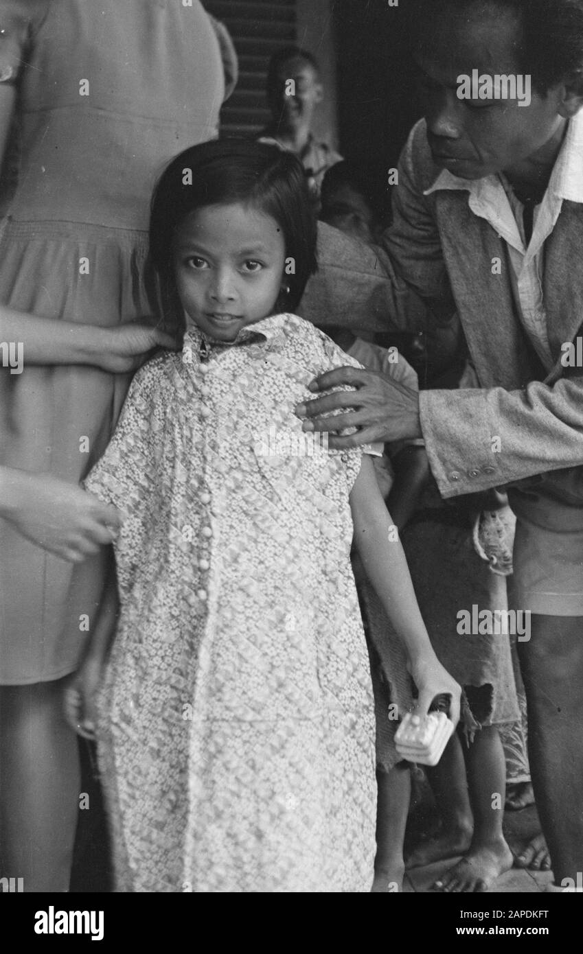 Cibo e abbigliamento fornitura Croce Rossa alla popolazione di Ambarawa Descrizione: Ambarawa: Dire, mi sta? ' All'apertura festiva della scuola indiana olandese ad Ambarawa, a ogni bambino è stato dato un nuovo costume e le ragazze sono state ovviamente difficili da decidere la loro scelta. Le aree liberate per i giovani indonesiani sono giunto alla fine della paura e della sofferenza, della negligenza e della natura selvaggia. Data: 20 Settembre 1947 Località: Ambarawa, Indonesia, Java, Indie Orientali Olandesi Foto Stock