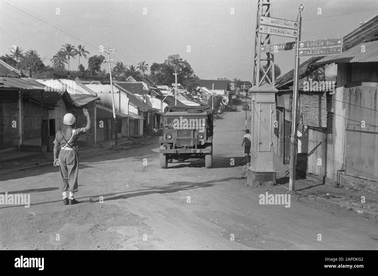 Fanteria e armatura KNIL Descrizione: Ambarawa. Diffusa in tutta l'area liberata, la polizia militare sta svolgendo il suo compito. Un posto di traffico nelle vicinanze di Ambarawa Annotation: Sul segnale di direzione (dell'IMC (Indian Motor Club) è possibile leggere i seguenti luoghi e distanze. Bandoengan 7 km, suemowono 12 km/Semarang 37 km/Djocja 81 km, Banyumas 164 km Data: Agosto 1947 Ubicazione: Ambarawa, Indonesia, Java, Indie Orientali Olandesi Foto Stock