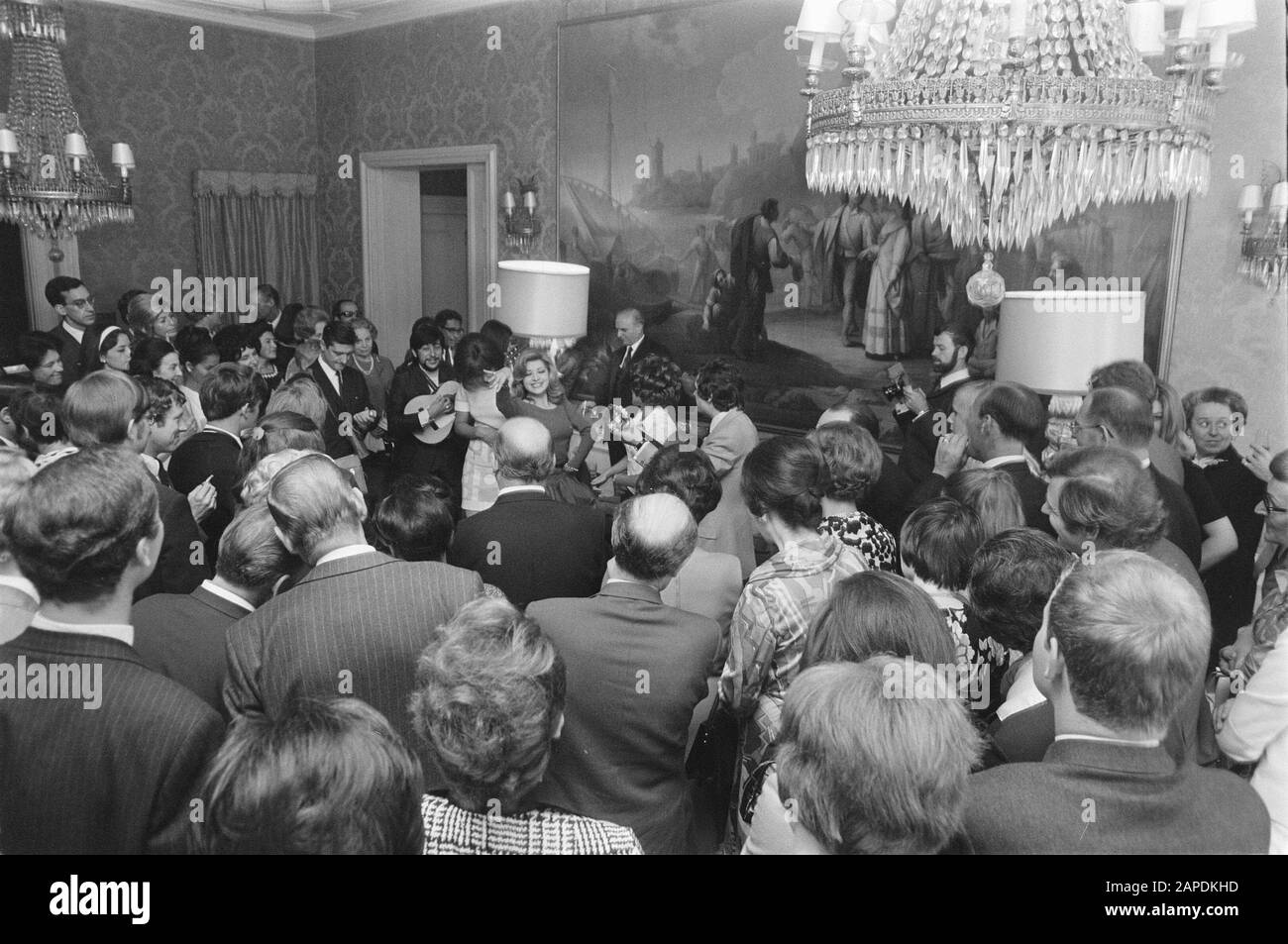 Premio Coppa Eurovisione a Lenny Kuhr presso l'Ambasciata spagnola all'Aia Descrizione: Ambasciate, festival, premi Data: 9 luglio 1969 Località: L'Aia, Zuid-Holland Parole Chiave: Ambasciate, festival, premi Nome personale: Kuhr, Lenny Foto Stock