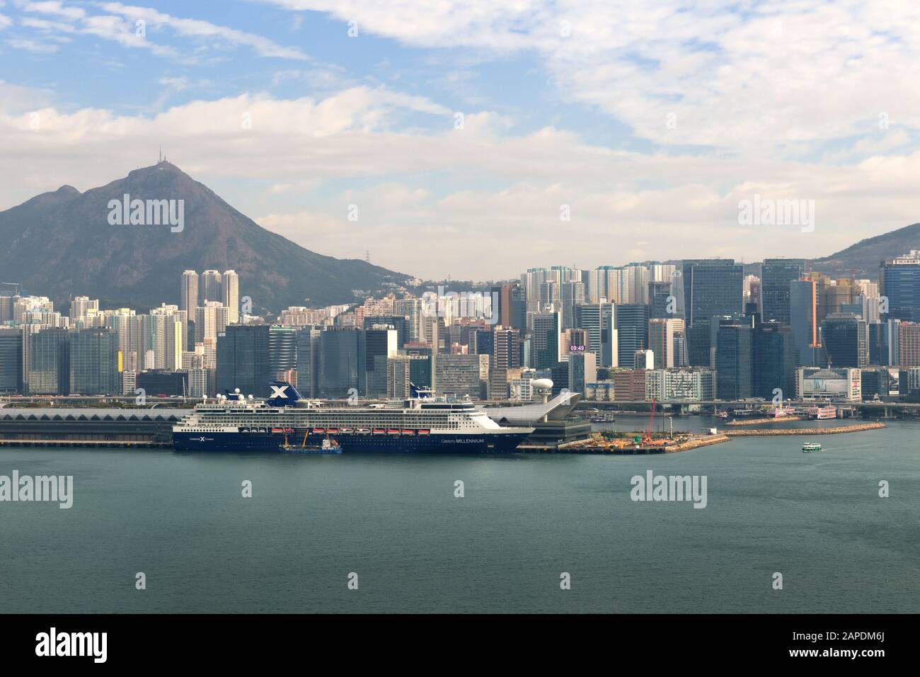 La nave da crociera Celebrity Millennium attraccata a Kowloon Bay, il Terminal Crociere di Kai Tak a Hong Kong, Cina, con lo skyline della citta' sullo sfondo Foto Stock