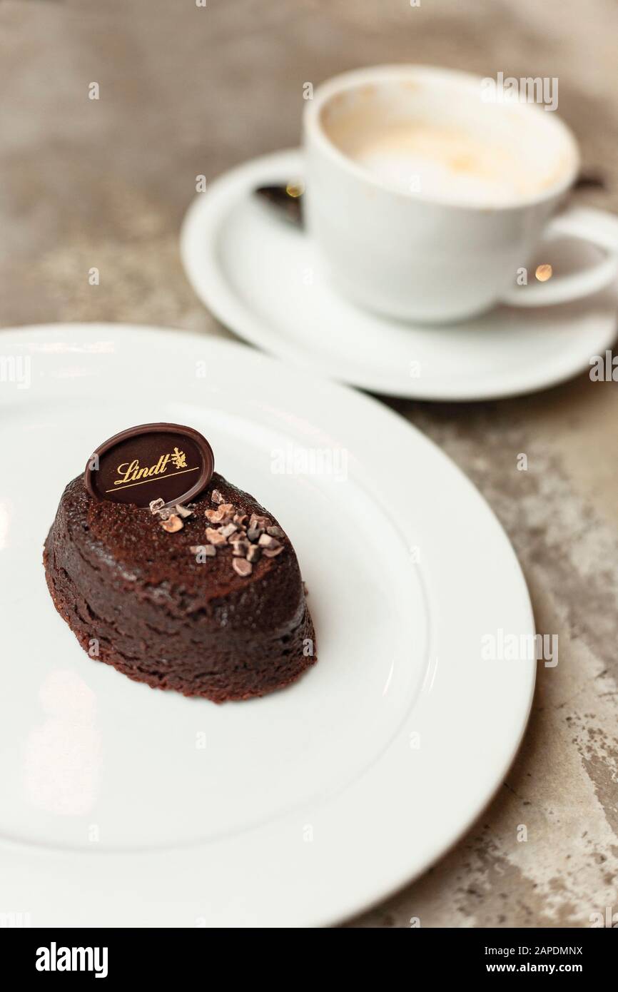 Una torta al cioccolato senza farina di Lindt al Lindt Chocolate Café, Cockle Bay, Sydney, Australia. Foto Stock