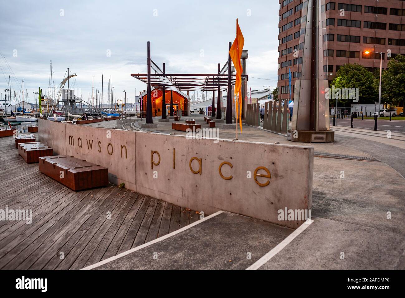 Il Mawson Place Public plaza può essere visto con il Waterside Pavilion sullo sfondo, Hobart, Tasmania, Australia. Foto Stock