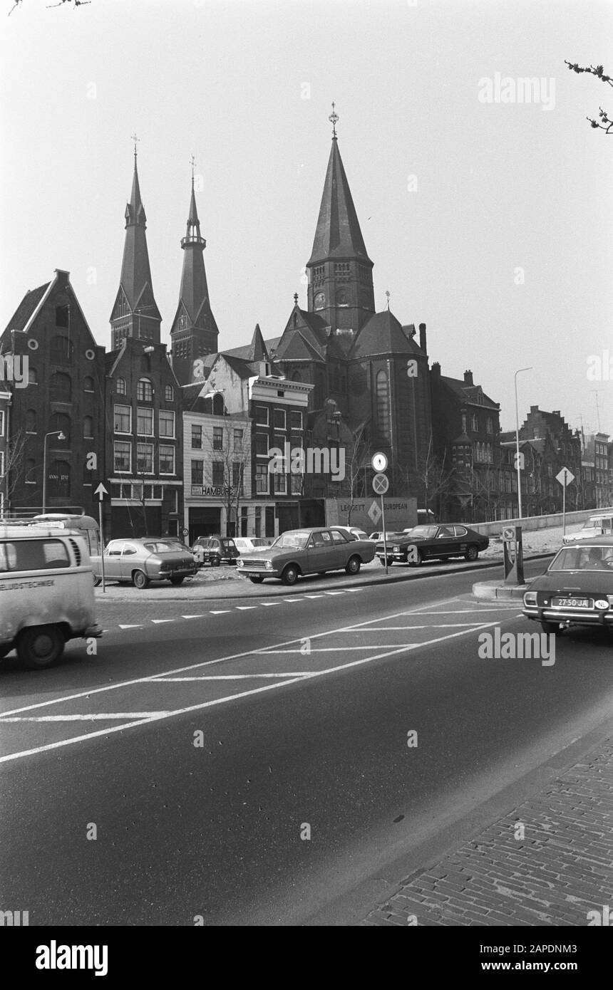 Chiesa edifici sono protetti Descrizione: Amsterdam. La chiesa Onze lieve Vrouwe Immacolato Ricevuto, chiamato De Posthoorn ai Giardini Haarlemmerhout, con una vista del coro e la torre di attraversamento Data: 28 febbraio 1974 posizione: Amsterdam, Noord-Holland Parole Chiave: Architettura, edifici della chiesa, torri della chiesa, cupole, neo-gotico Foto Stock