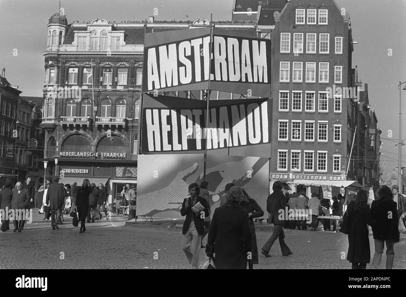 Amsterdam aiuta Hanoi, la colonna pubblicitaria su Dam Data: 10 marzo 1973 Località: Amsterdam, Noord-Holland Parole Chiave: Pubblicità colonne Foto Stock