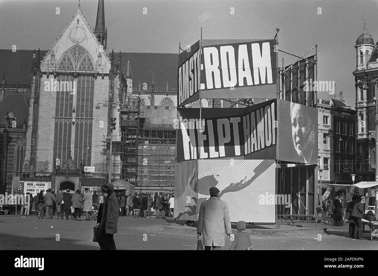 Amsterdam aiuta Hanoi, la colonna pubblicitaria su Dam Data: 10 marzo 1973 Località: Amsterdam, Noord-Holland Parole Chiave: Pubblicità colonne Foto Stock