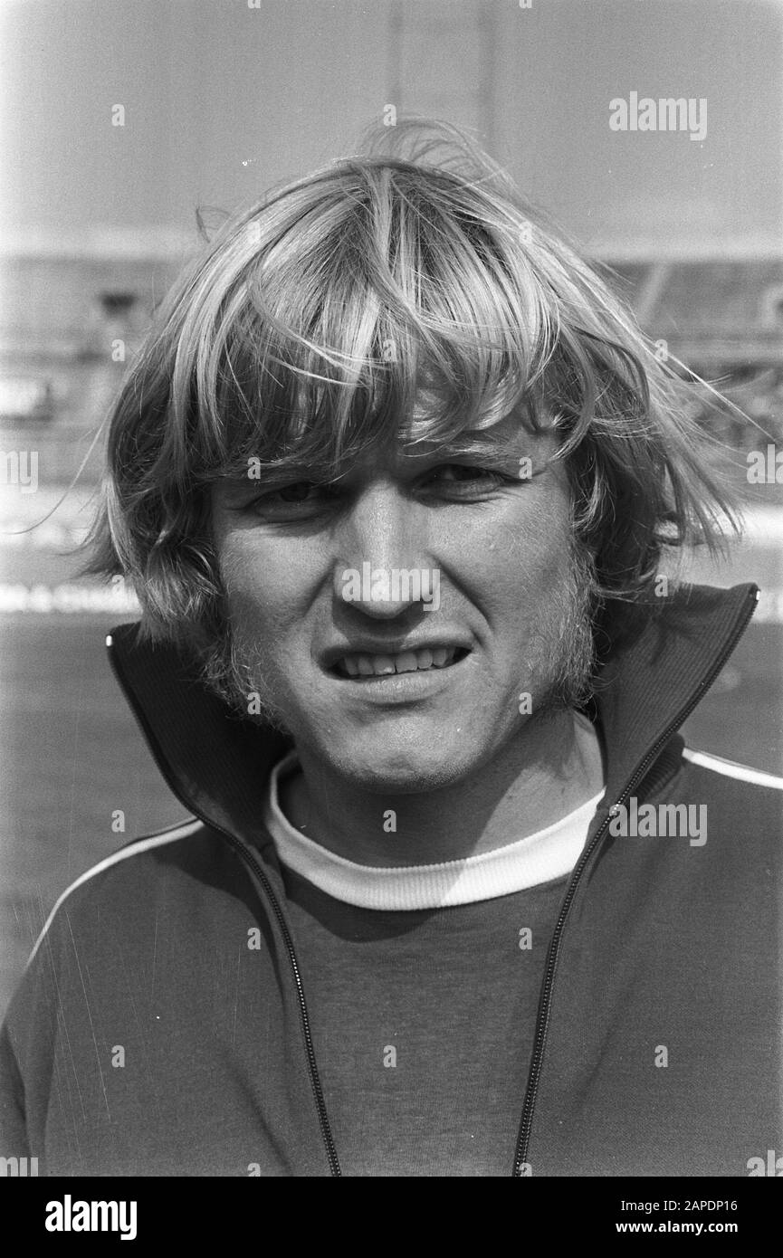 Amsterdam contro Den Bosch 3-2, numero 7 e 8 D. Beek numero 9 e 10 arbitro Van Gastel (titoli) Data: 3 settembre 1972 Parole Chiave: Sport, calcio Nome personale: D. Beek Foto Stock