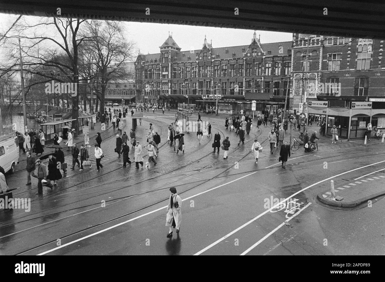 Amsterdam, no trasporti pubblici; persone a piedi a Stationsplein Data: 4 marzo 1980 posizione: Amsterdam, Noord-Holland Parole Chiave: Scioperi, tram Foto Stock