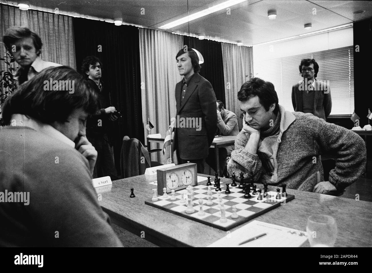 Torneo di Scacchi Interpolis a Tilburg Descrizione: Anatoli Karpov (standing) Looks at Gennadi Sosonko (r) Data: 13 novembre 1979 luogo: Noord-Brabant, Tilburg Parole Chiave: Scacchi, sport, tornei Nome personale: Karpov , Anatoli, Sosonko, Gennadi Foto Stock