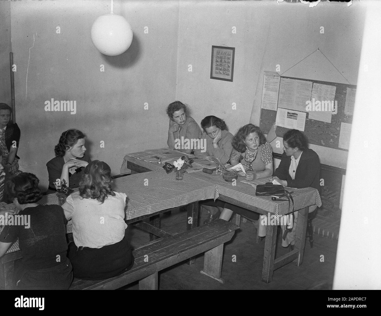 Corso di lettura giornale. Volks Hogeschool Bergen Date: 22 April 1948 Location: Bergen Keywords: Course, Hogeschool Foto Stock