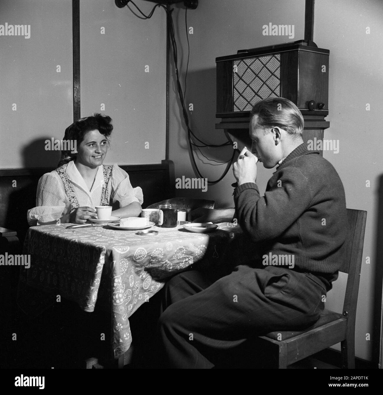 Navigazione sul Reno, rapporto sulla vita e lavoro a bordo di una nave del Reno Descrizione: Annie e primo compagno Hans mangiare un pasto di pane in una cabina a bordo del Damco 9 Data: 1 aprile 1955 posizione: Germania, Germania occidentale Parole Chiave: Pane, vita quotidiana, pasti, skipper, rimorchiatori, tè Nome istituzione: Damco Scheepvaartmaatschappij N.V. Foto Stock Navigazione sul Reno, rapporto sulla vita e lavoro a bordo di una nave del Reno Descrizione: Annie e primo compagno Hans mangiare un pasto di pane in una cabina a bordo del Damco 9 Data: 1 aprile 1955 posizione: Germania, Germania occidentale Parole Chiave: Pane, vita quotidiana, pasti, skipper, rimorchiatori, tè Nome istituzione: Damco Scheepvaartmaatschappij N.V. Foto Stock