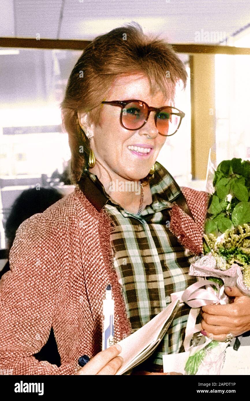 Foto colorata di anni-Frid Lyngstad all'aeroporto Schiphol di Amsterdam, ottobre 1982.; Foto Stock